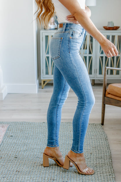 Judy Blue • Catherine Mid Rise Vintage Skinny Jeans