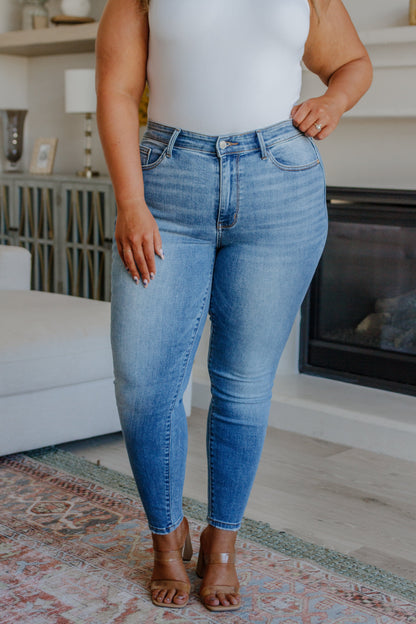Judy Blue • Catherine Mid Rise Vintage Skinny Jeans