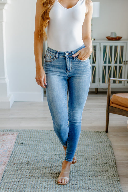 Judy Blue • Catherine • Mid Rise Vintage Skinny Jeans