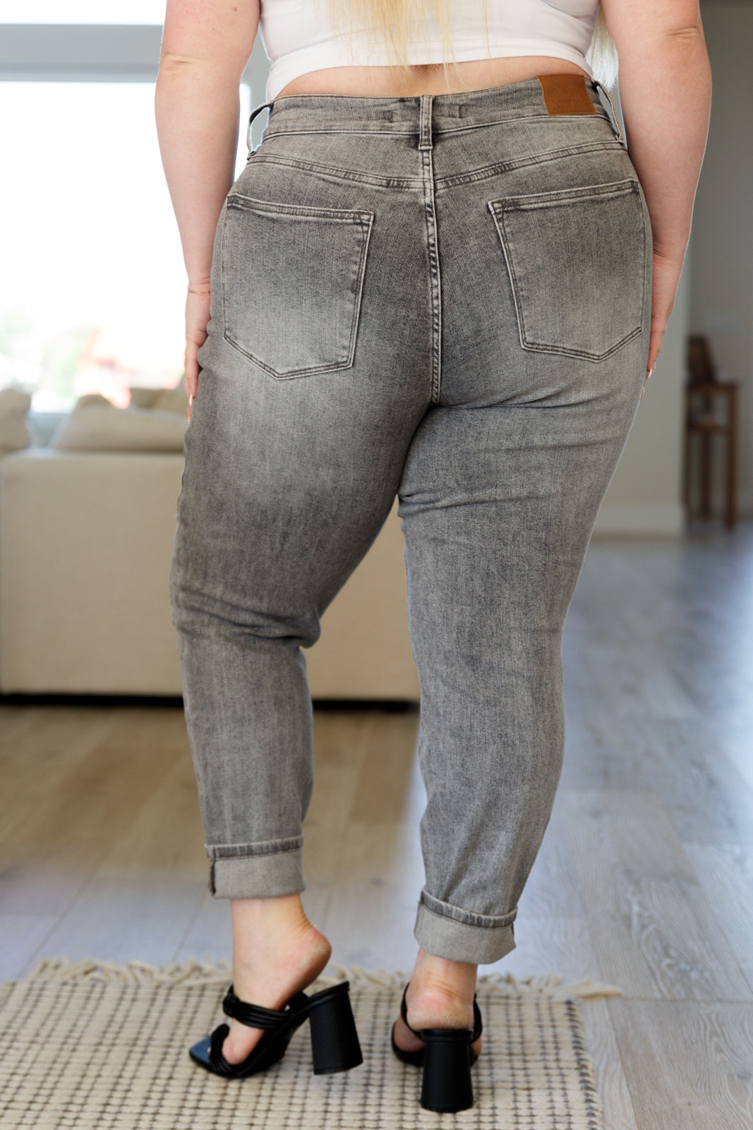 Judy Blue • Charlotte High Rise Stone Wash Slim Jeans in Gray
