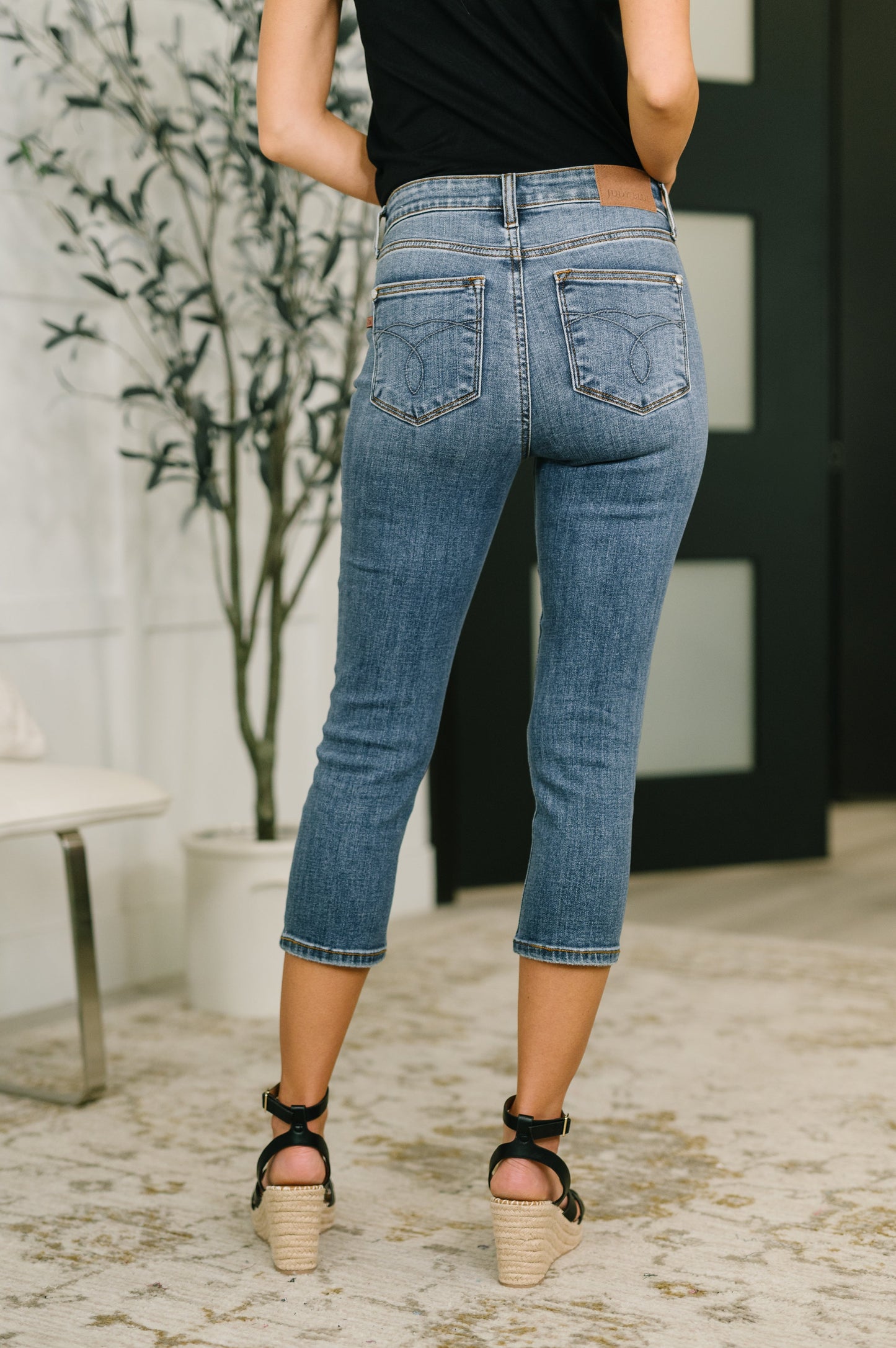 Judy Blue • Deborah • Mid Rise Capri
