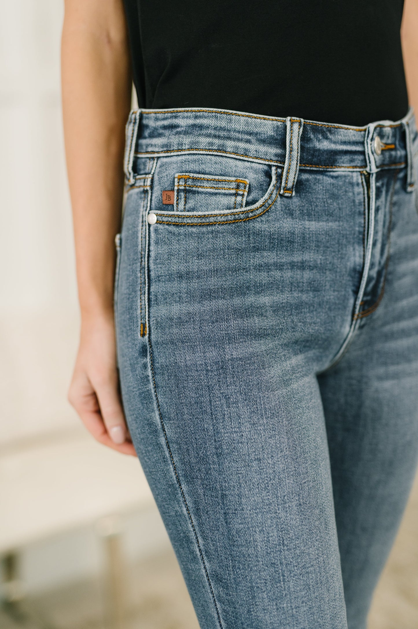 Judy Blue • Deborah • Mid Rise Capri