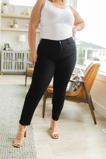 Judy Blue • Edith Mid Rise Classic Slim Jeans in Black