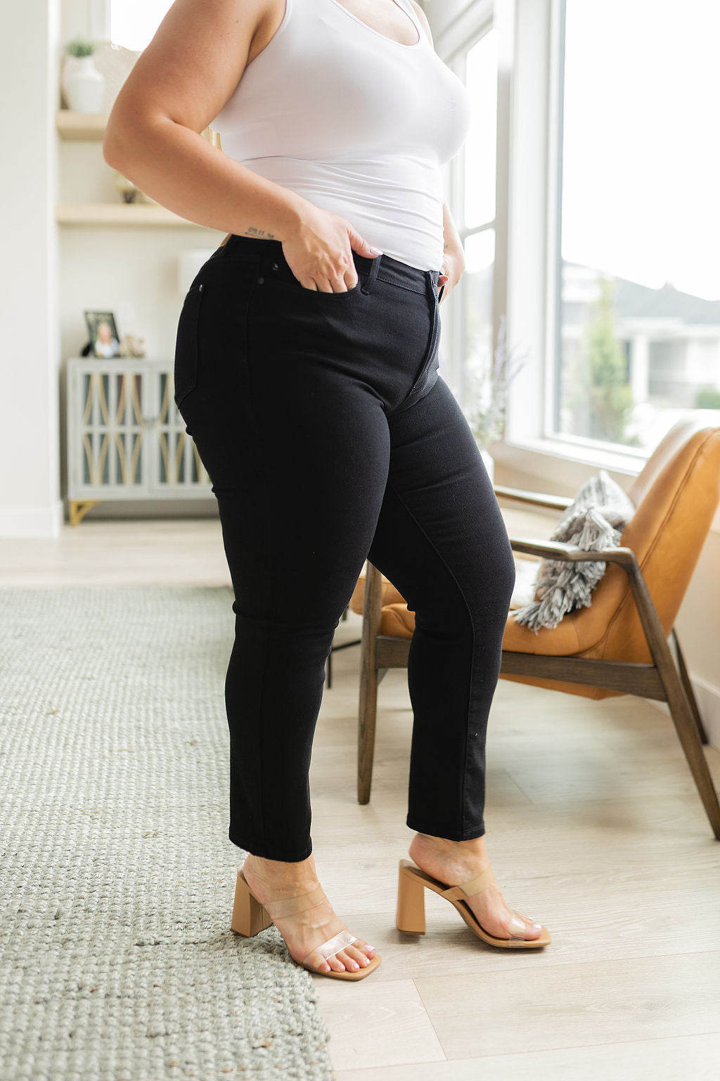 Judy Blue • Edith Mid Rise Classic Slim Jeans in Black