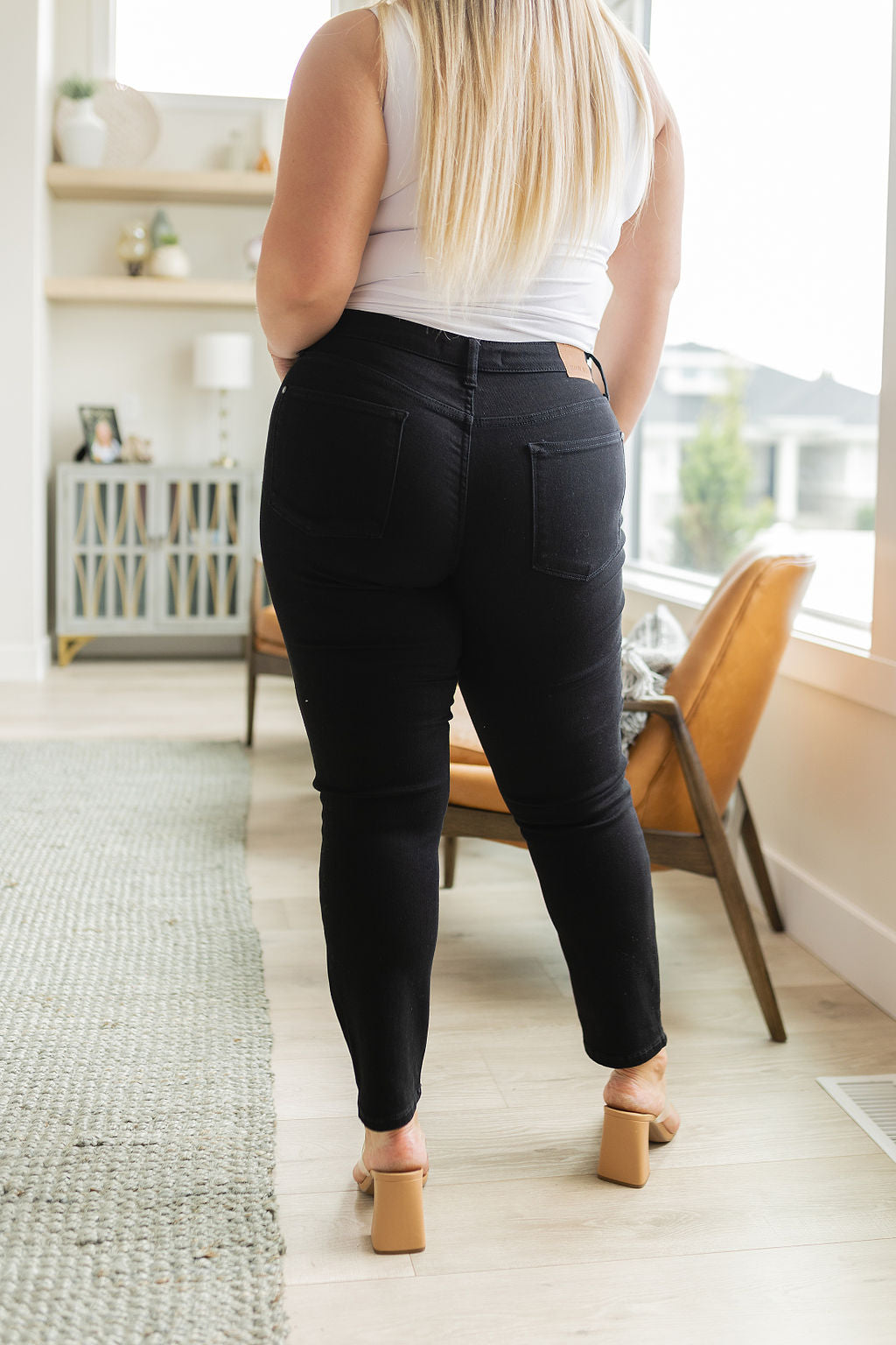 Judy Blue • Edith Mid Rise Classic Slim Jeans in Black