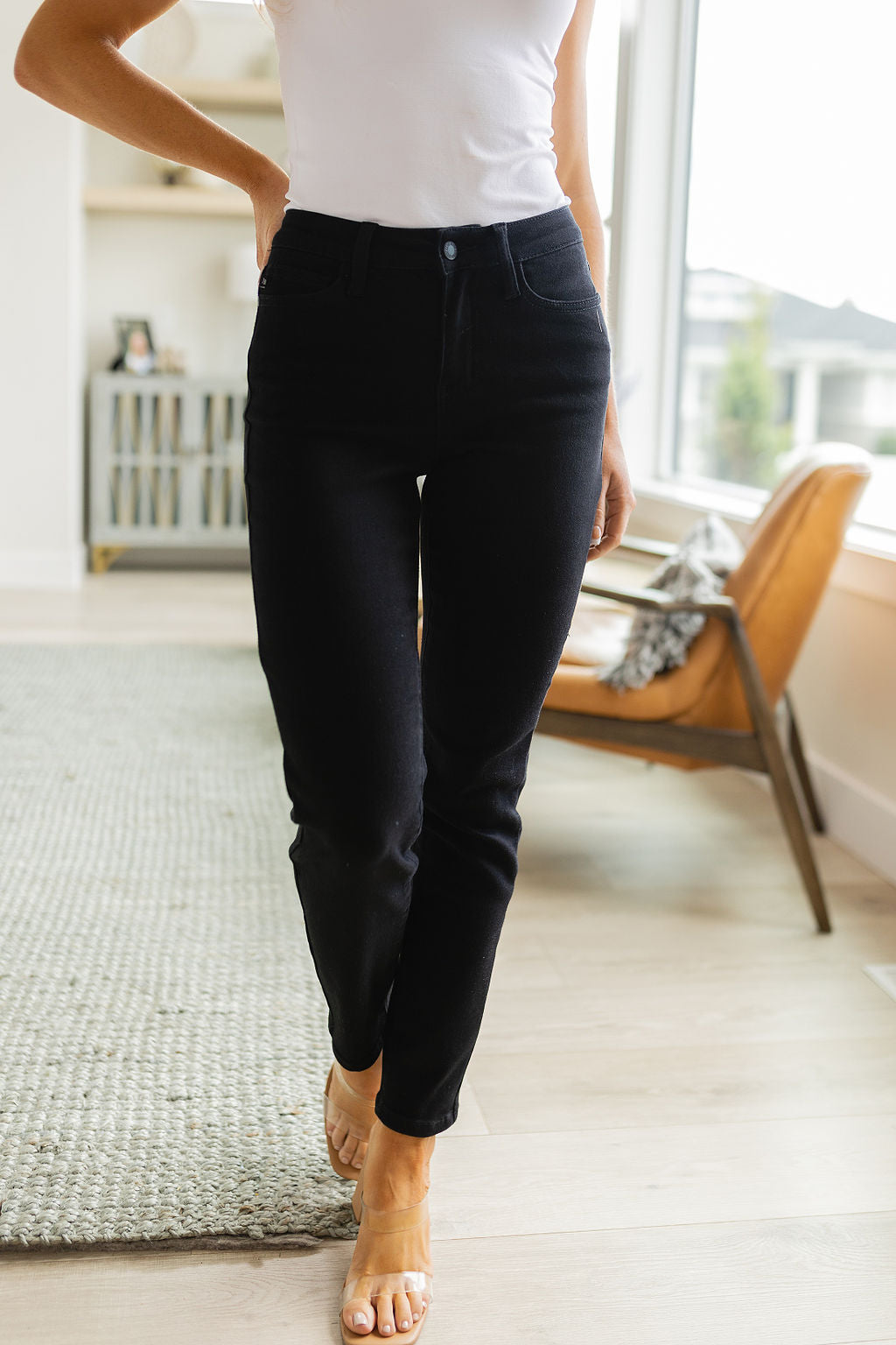 Judy Blue • Edith Mid Rise Classic Slim Jeans in Black