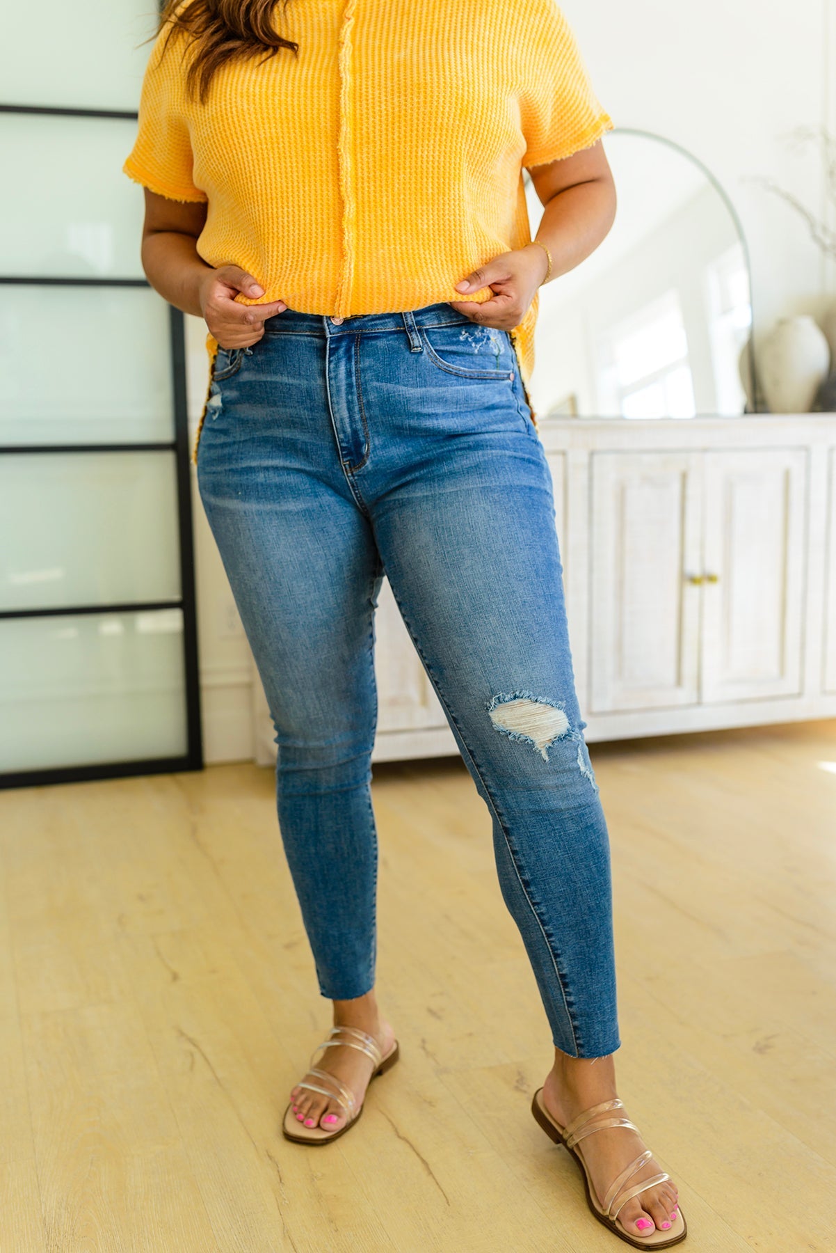 Judy Blue • Hi-waisted Dandelion Embroidery Skinny