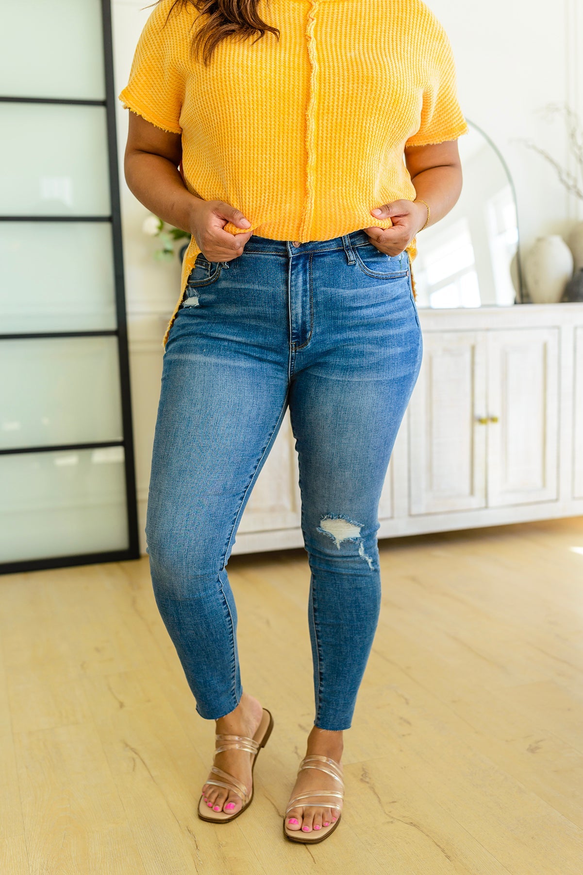 Judy Blue • Hi-waisted Dandelion Embroidery Skinny