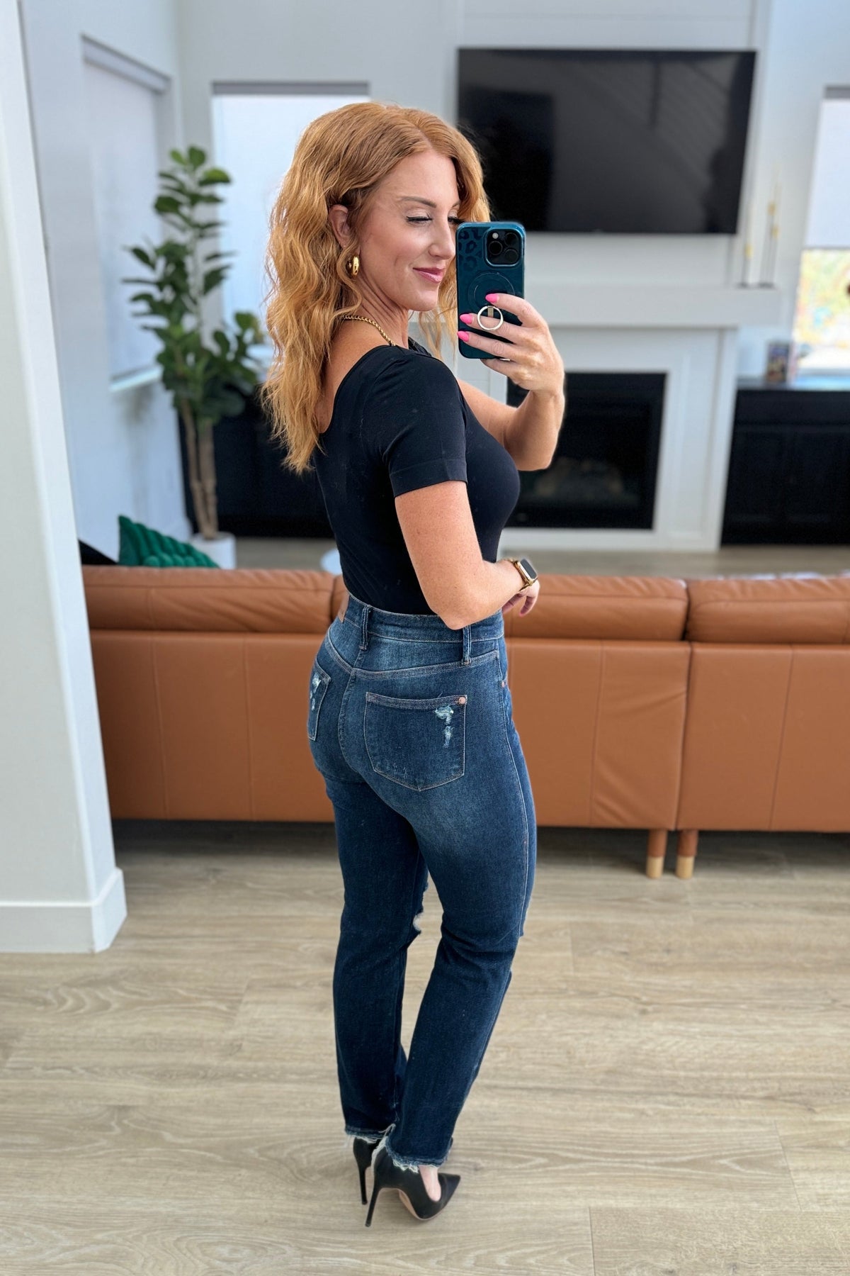 Judy Blue • Montana • High Rise Rigid Magic Distressed Straight Jeans
