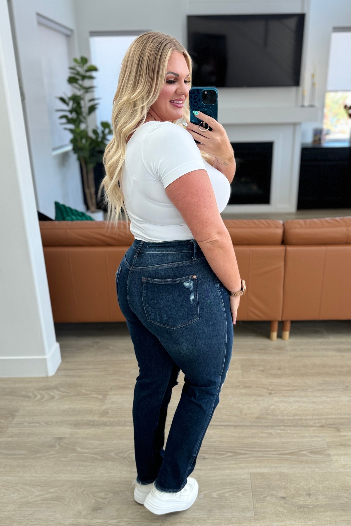 Judy Blue • Montana • High Rise Rigid Magic Distressed Straight Jeans