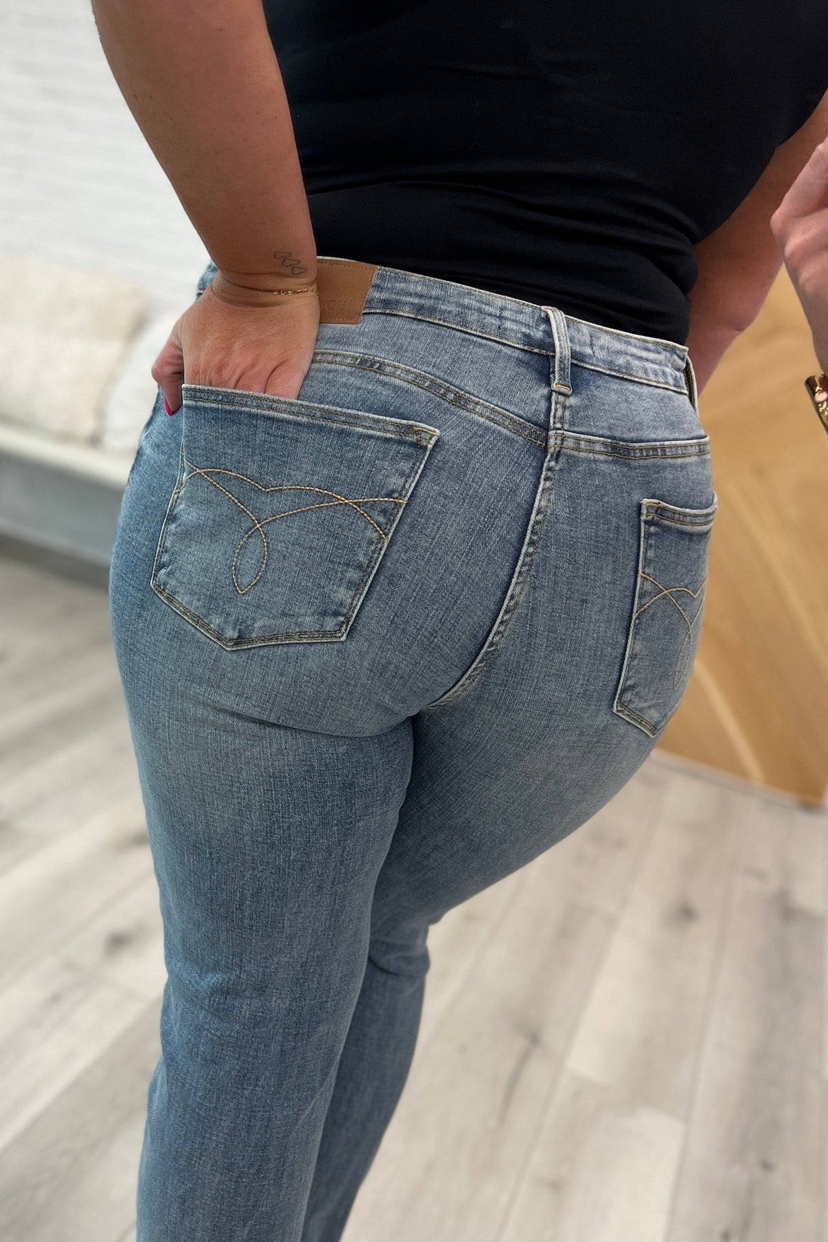 Judy Blue • Elodie • Mid Rise Distressed Boyfriend Jeans