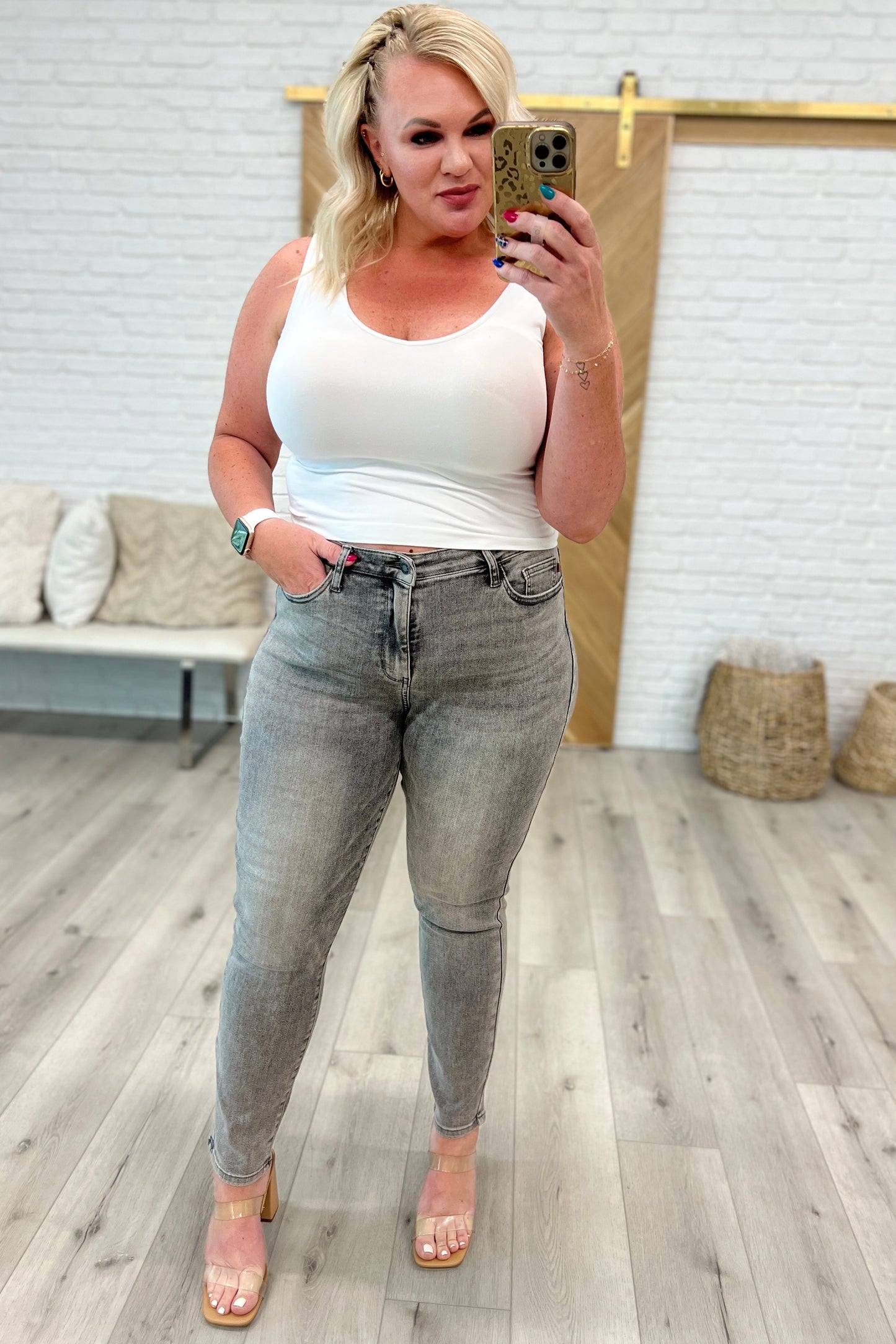 Judy Blue • Charlotte High Rise Stone Wash Slim Jeans in Gray