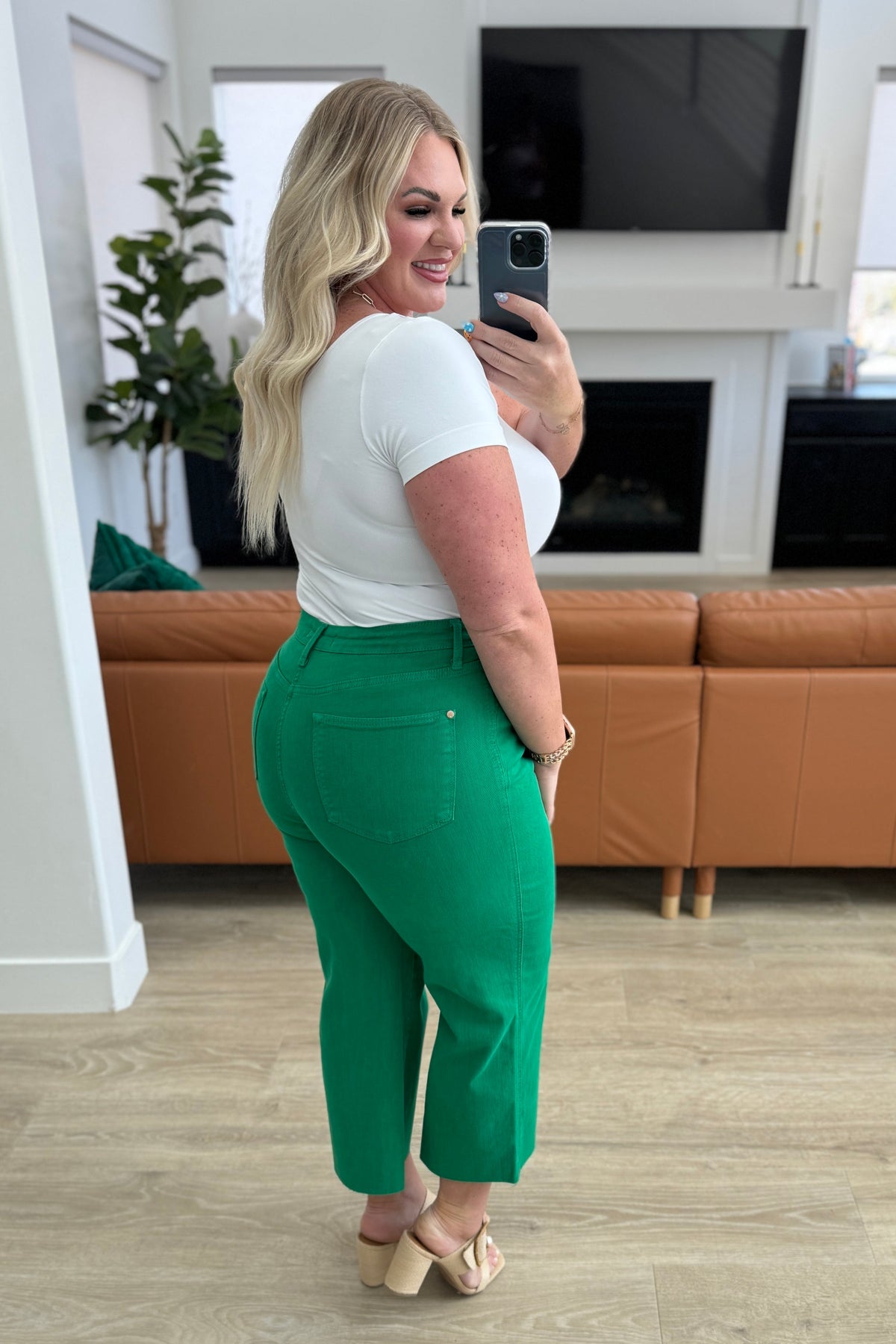 Judy Blue • Lisa • High Rise Control Top Wide Leg Crop Jeans in Kelly Green