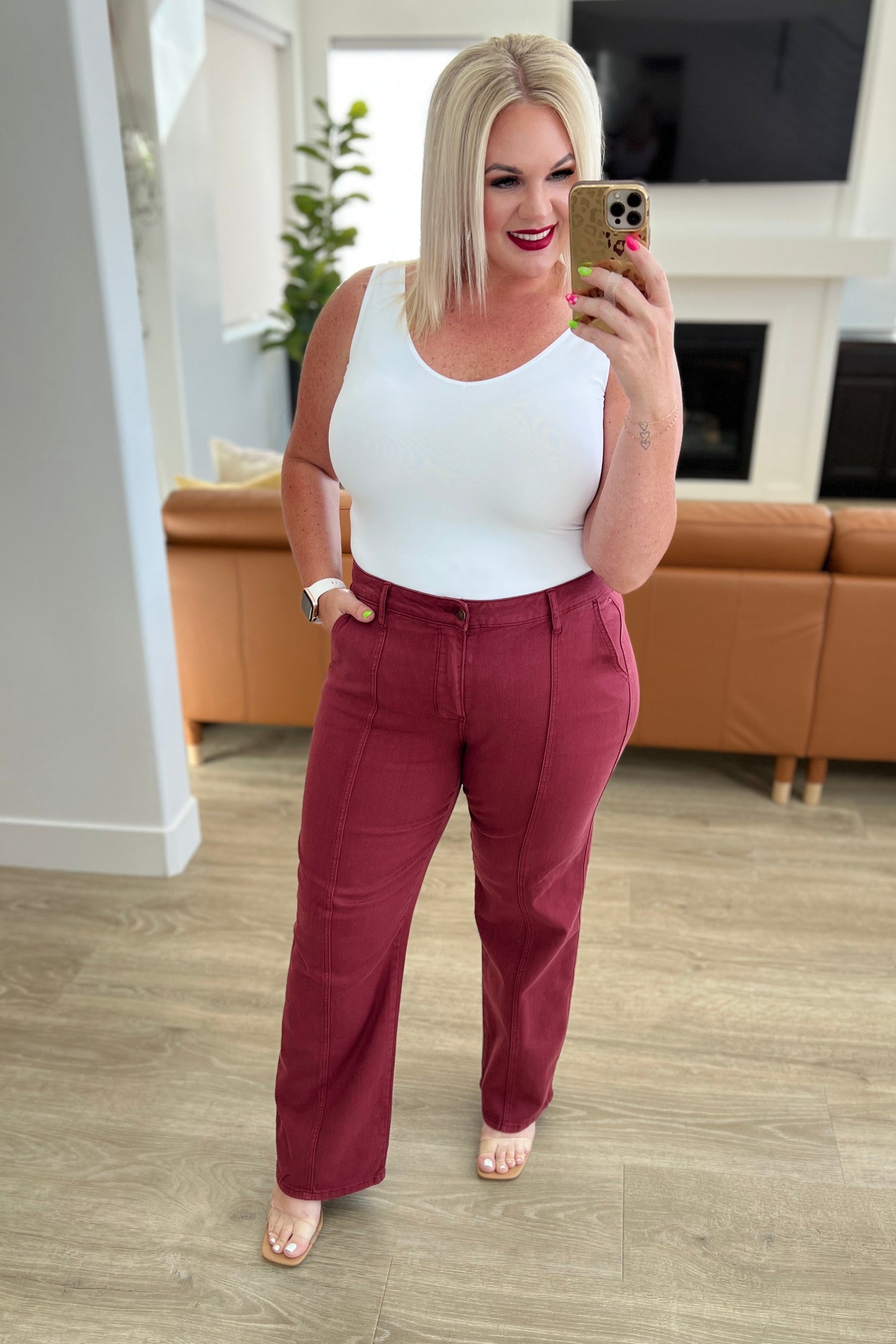 Judy Blue • Phoebe High Rise Front Seam Straight Jeans in Burgundy