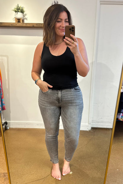 Judy Blue • Charlotte High Rise Stone Wash Slim Jeans in Gray
