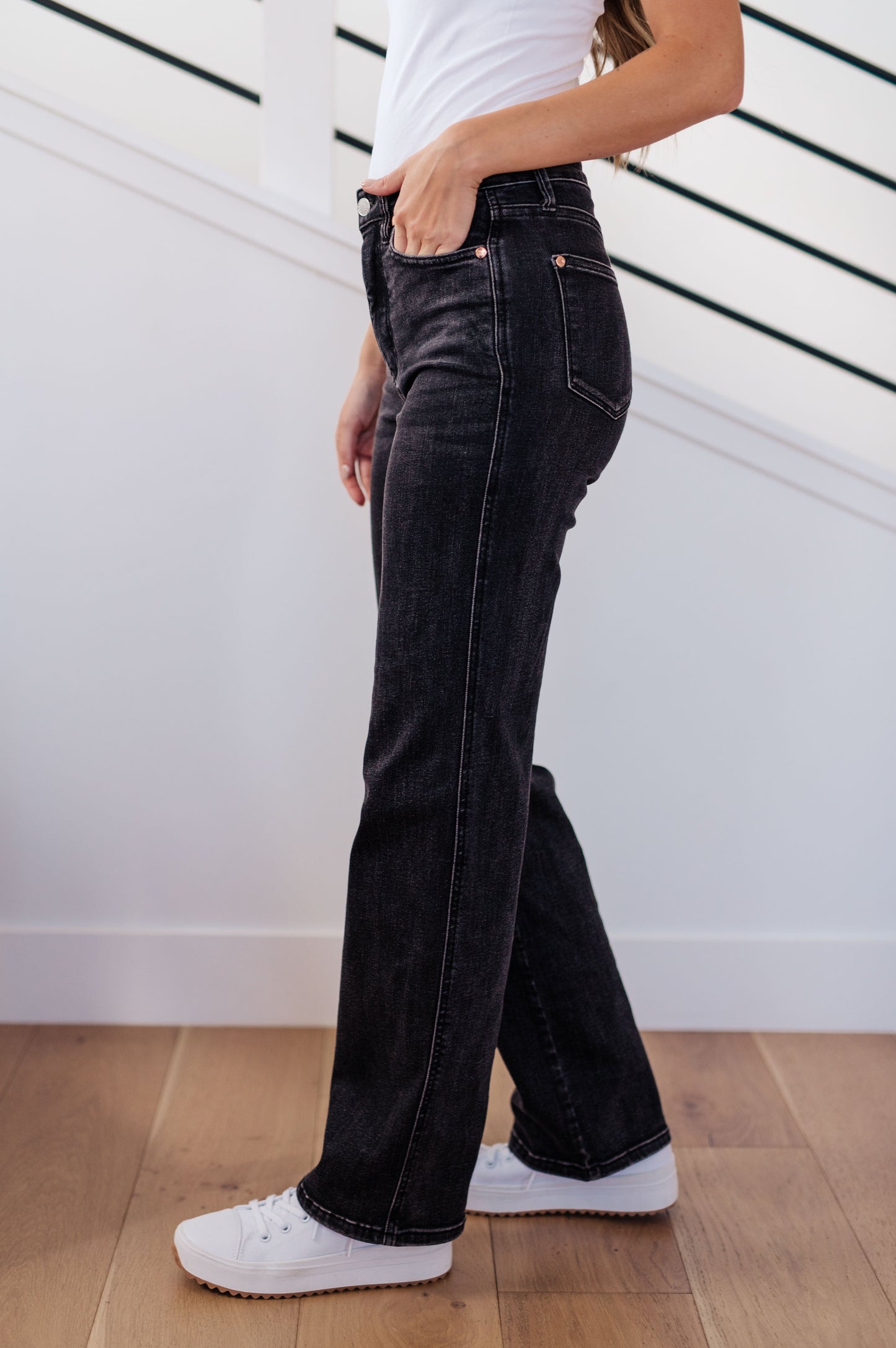 Judy Blue • Joan High Rise Control Top Straight Jeans in Washed Black