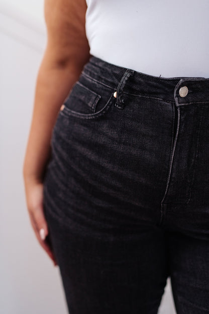 Judy Blue • Joan High Rise Control Top Straight Jeans in Washed Black