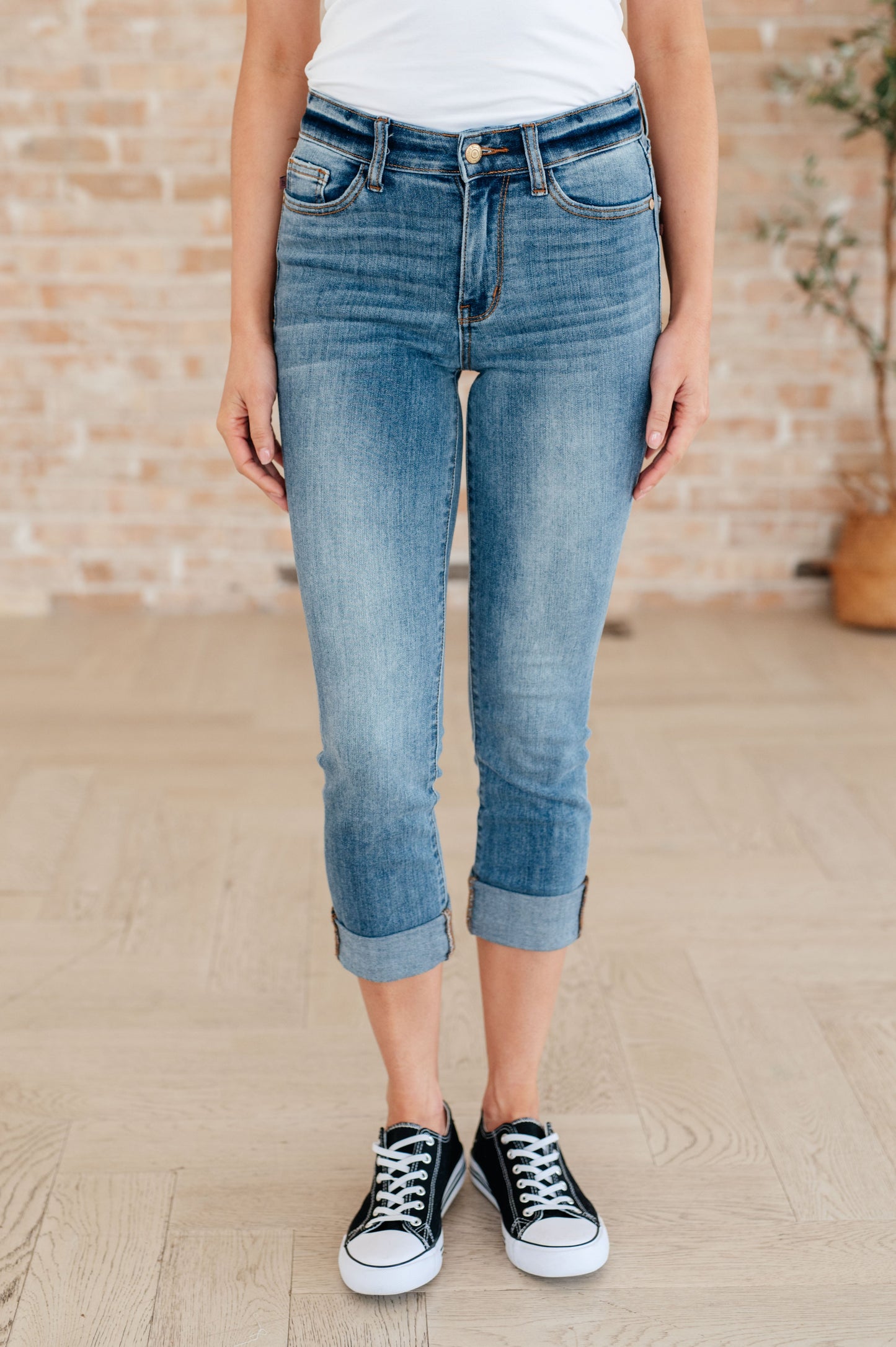 Judy Blue  • Laura • Mid Rise Cuffed Skinny Capri Jeans