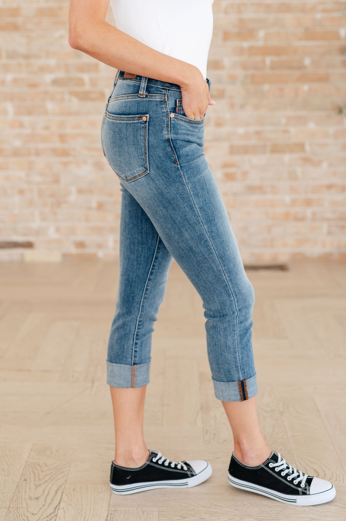 Judy Blue  • Laura • Mid Rise Cuffed Skinny Capri Jeans