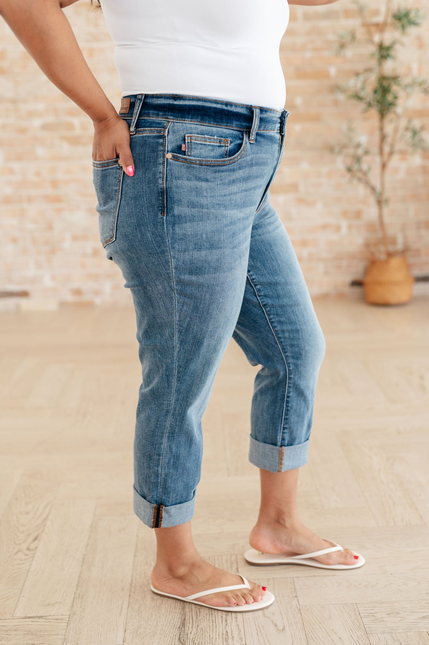 Judy Blue  • Laura • Mid Rise Cuffed Skinny Capri Jeans