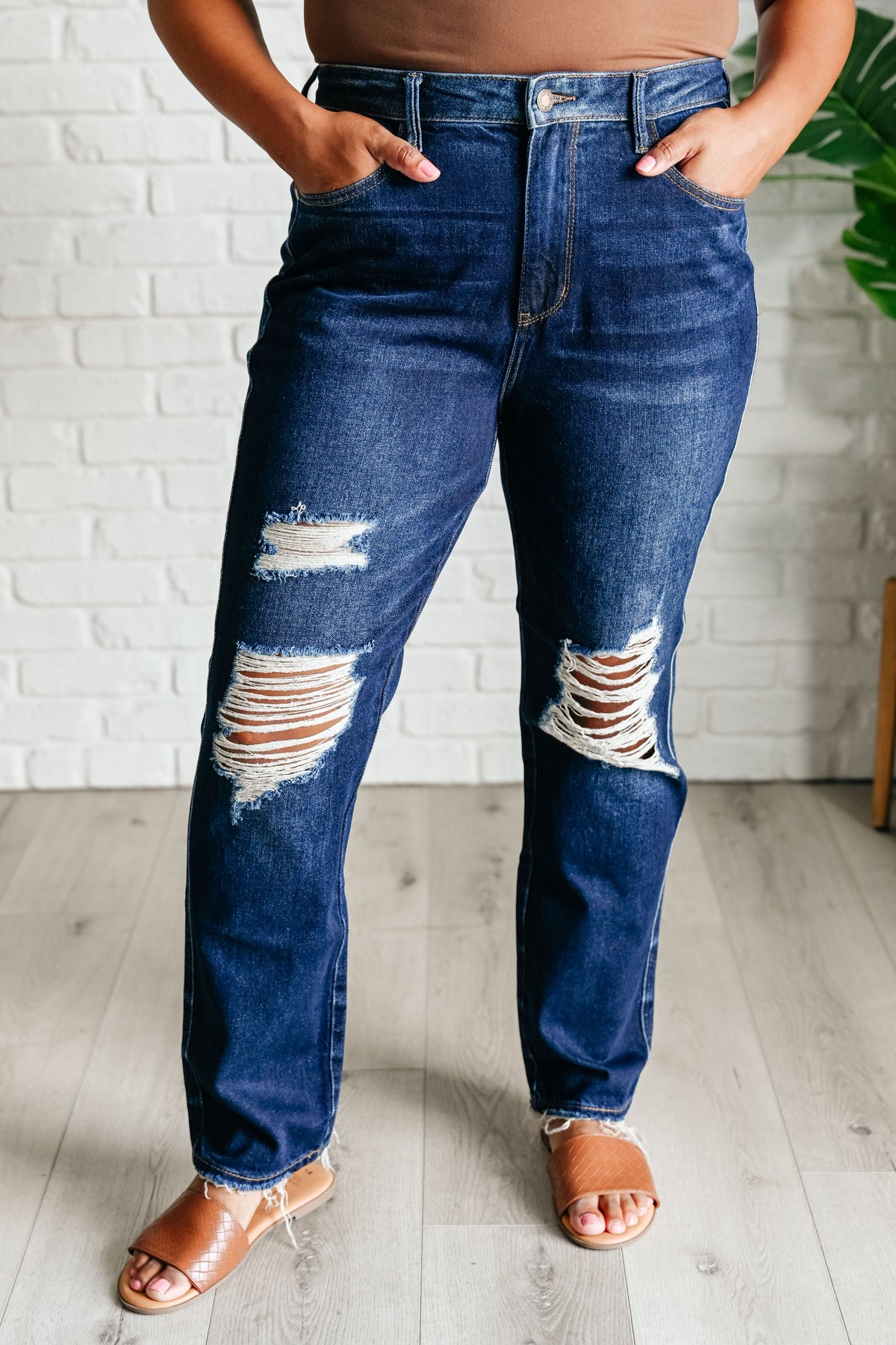 Judy Blue • Montana • High Rise Rigid Magic Distressed Straight Jeans