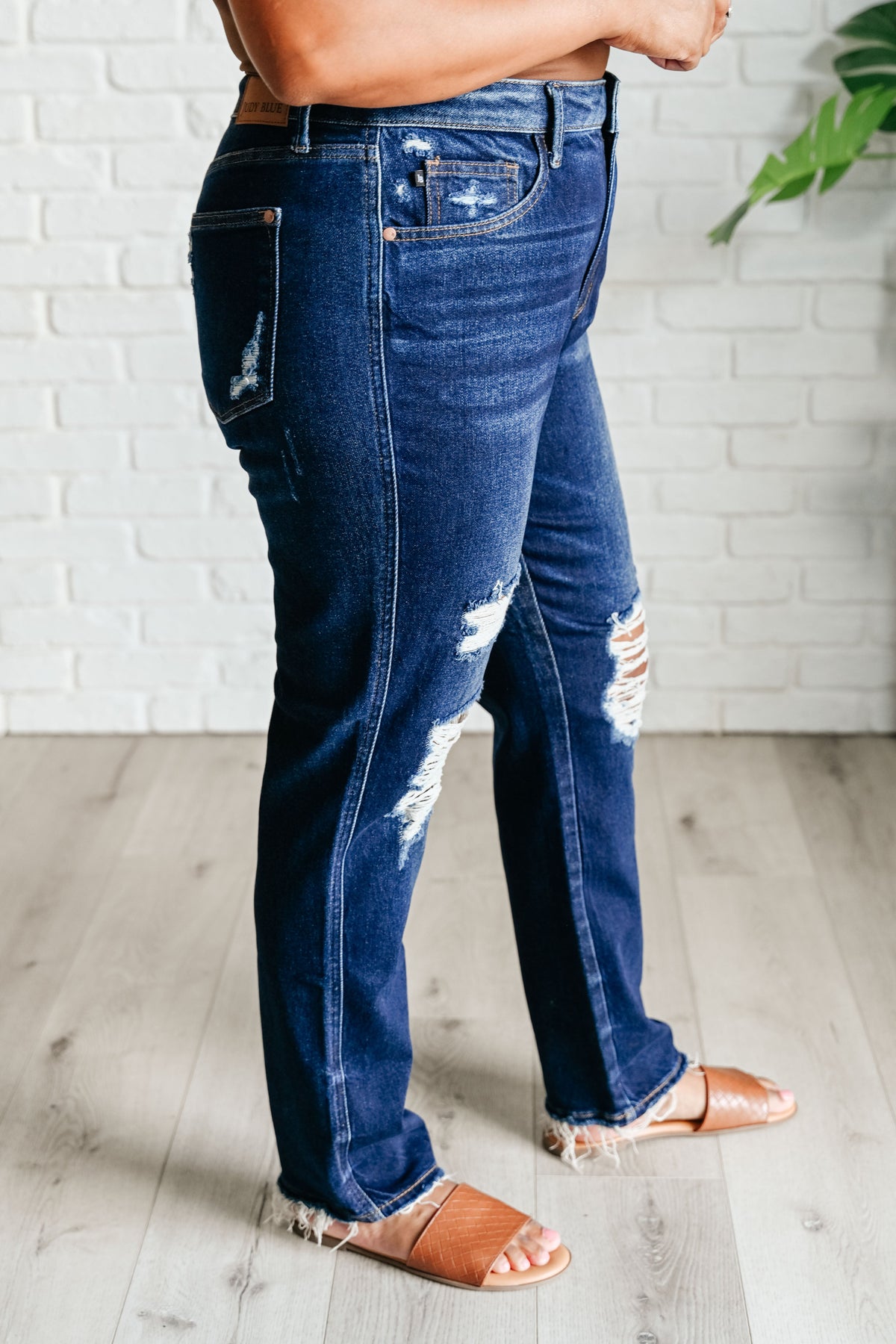 Judy Blue • Montana • High Rise Rigid Magic Distressed Straight Jeans