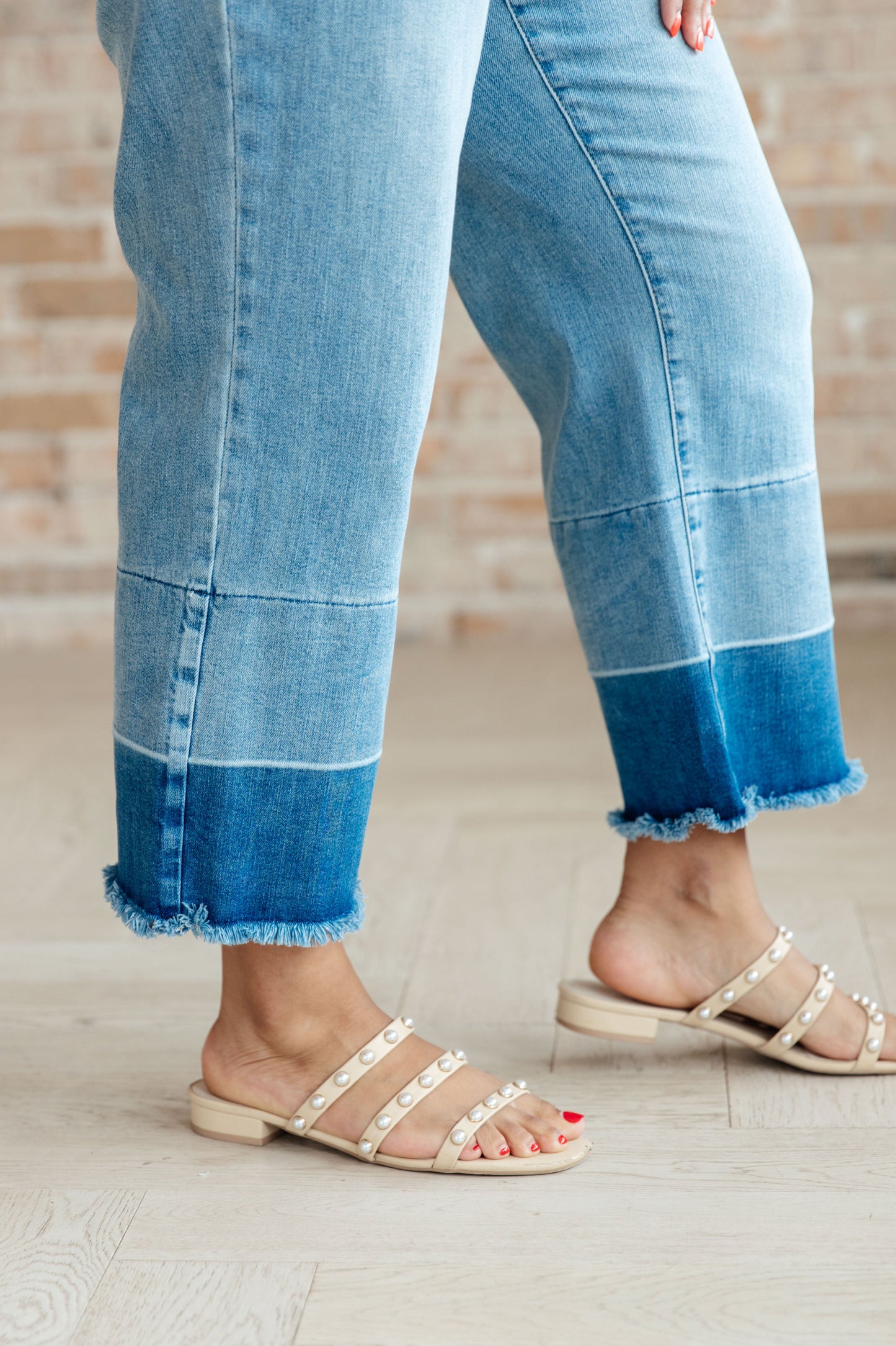 Judy Blue • Olivia • High Rise Wide Leg Crop Jeans in Medium Wash