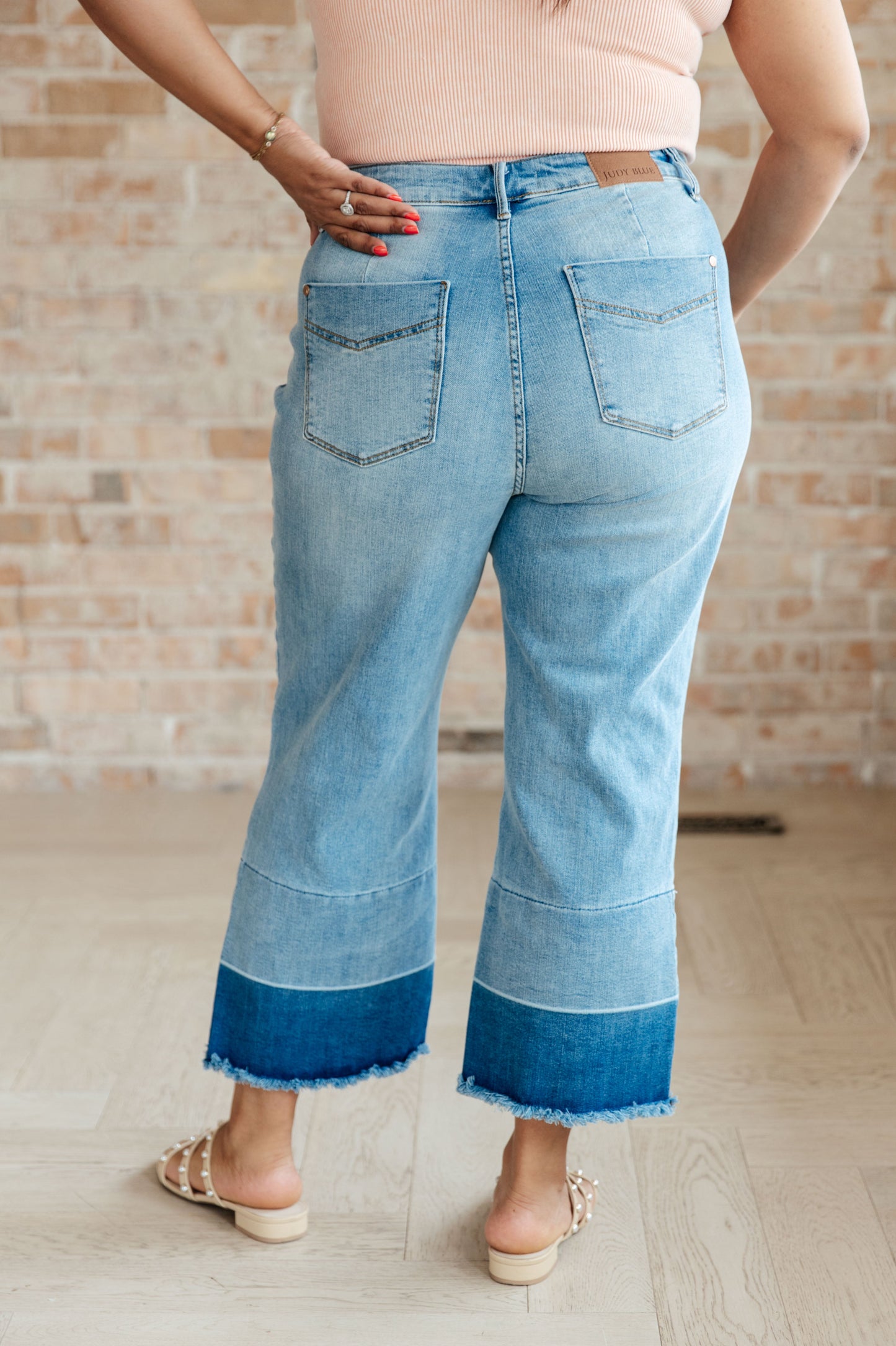 Judy Blue • Olivia • High Rise Wide Leg Crop Jeans in Medium Wash