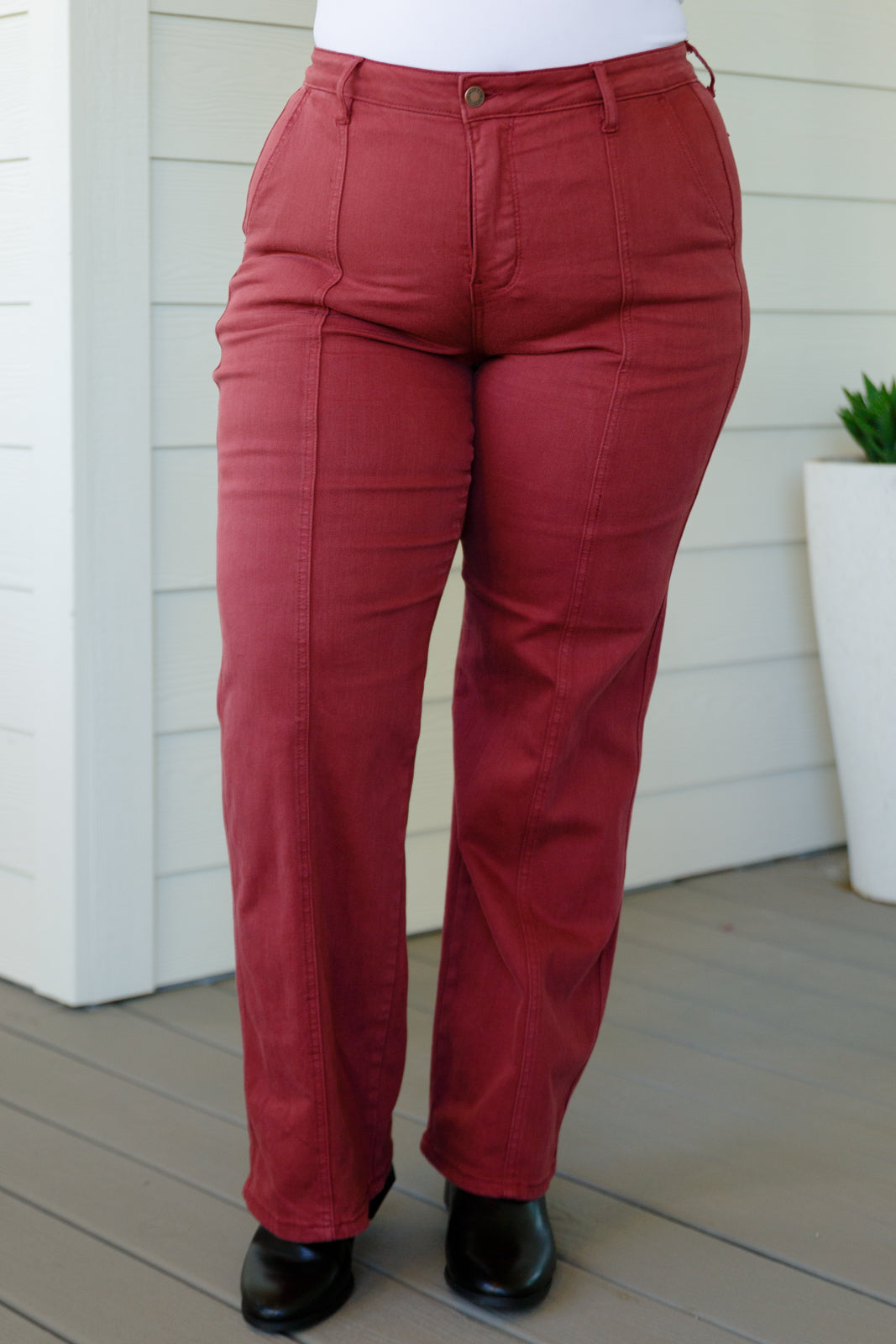 Judy Blue • Phoebe High Rise Front Seam Straight Jeans in Burgundy