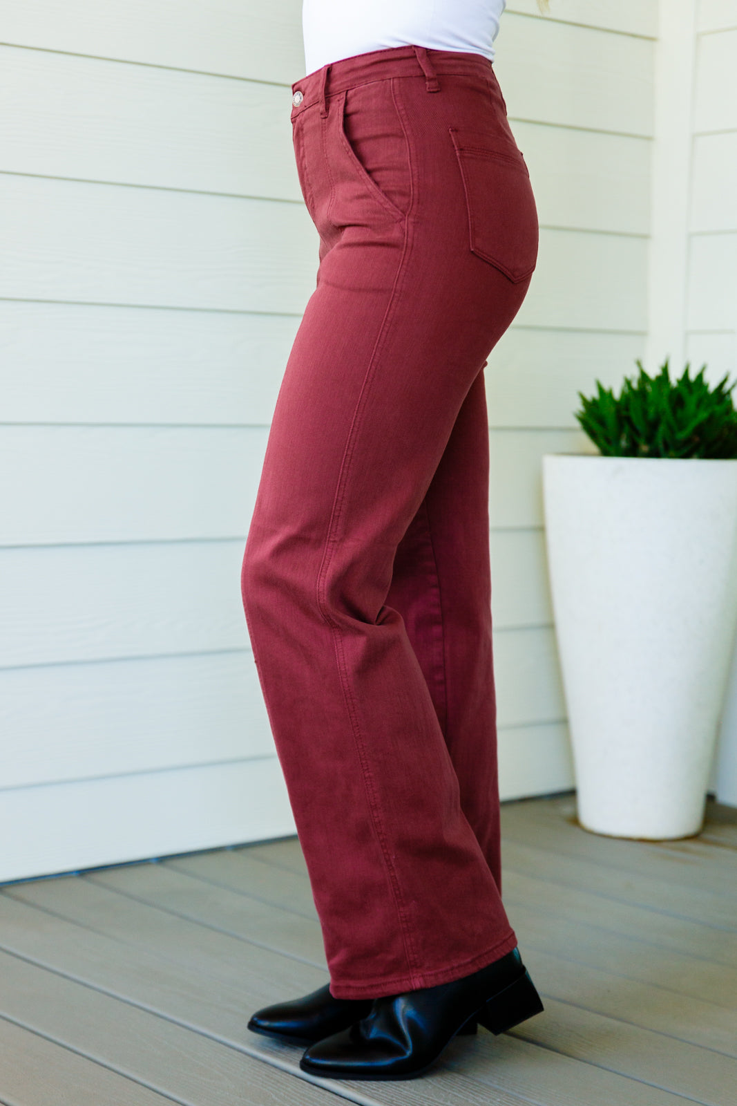 Judy Blue • Phoebe High Rise Front Seam Straight Jeans in Burgundy