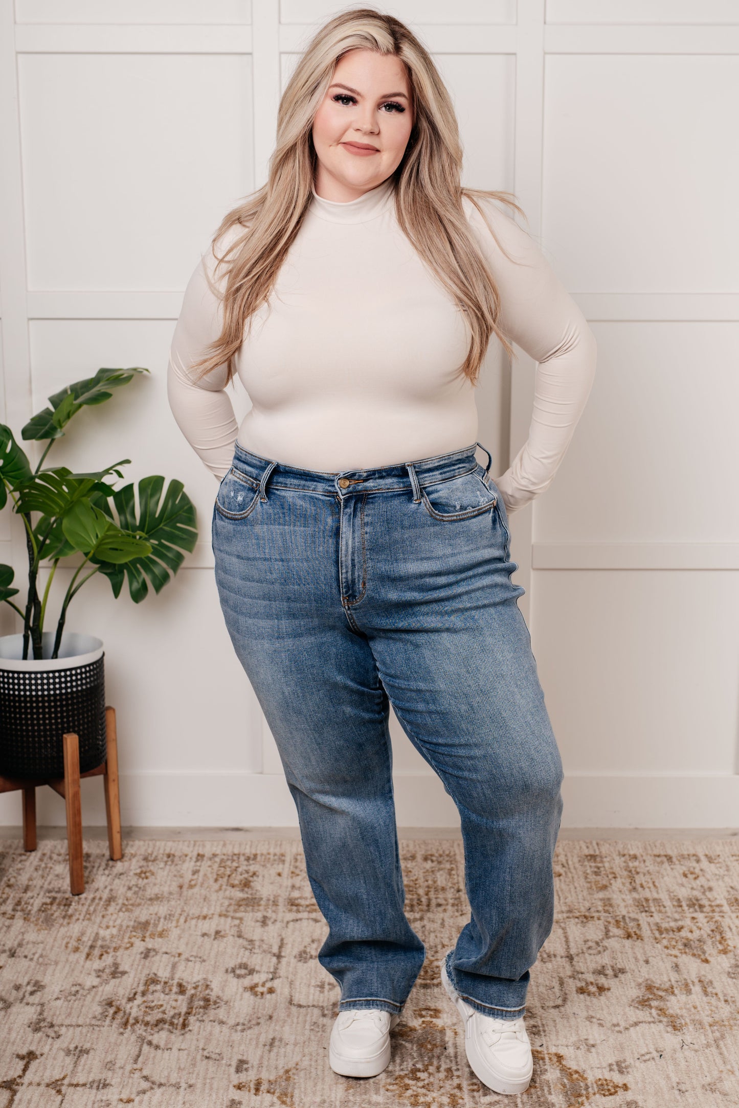 Judy Blue • Quinn • Mid Rise Cell Phone Pocket Dad Jeans