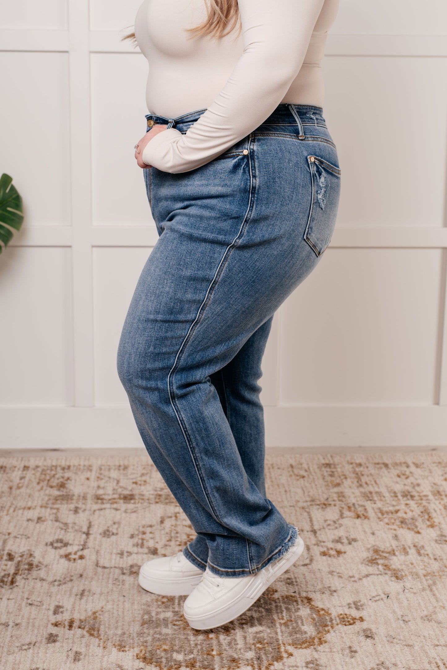 Judy Blue • Quinn • Mid Rise Cell Phone Pocket Dad Jeans