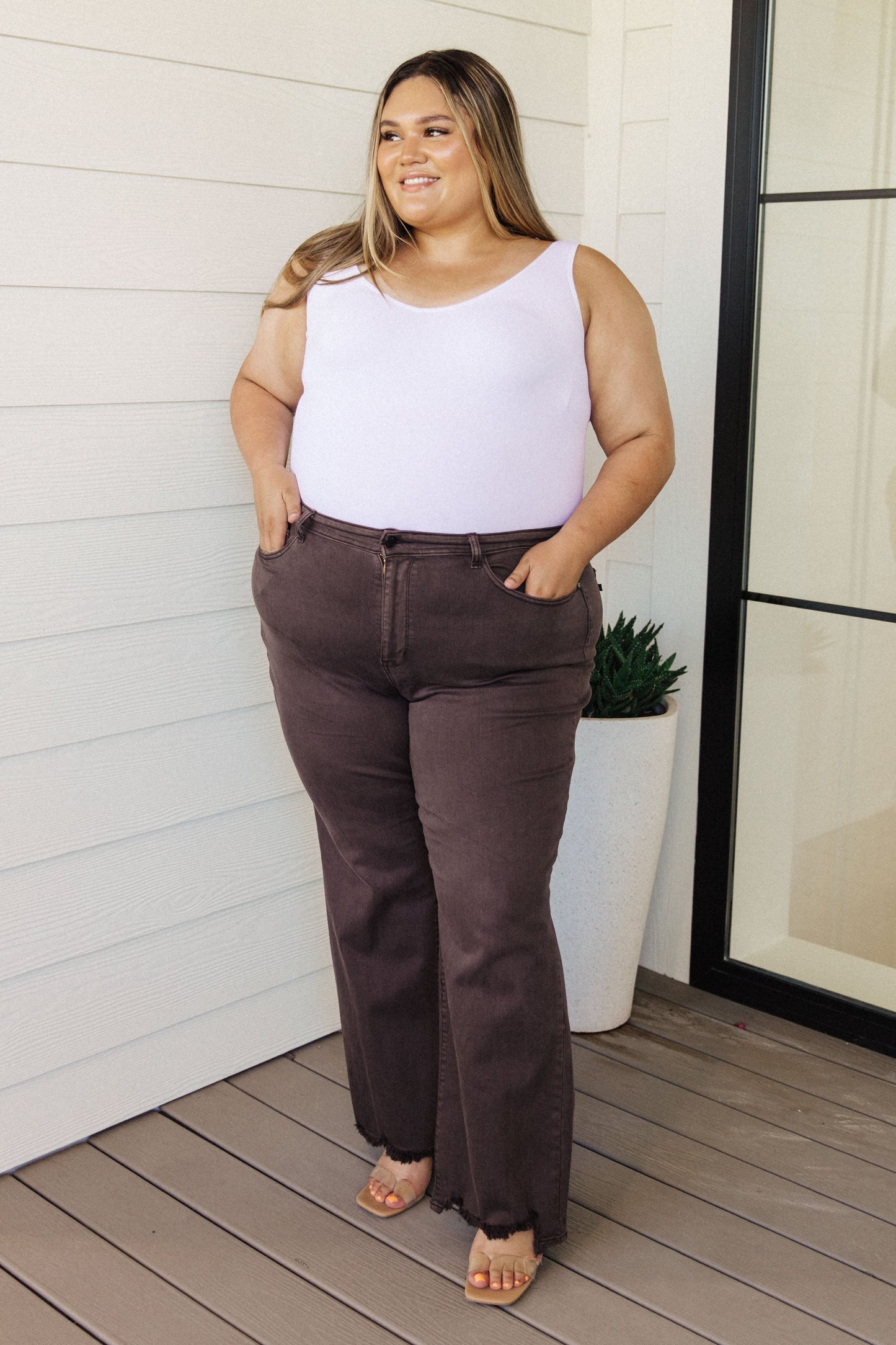 Judy Blue • Sybil High Rise Frayed Hem 90's Straight Jeans in Brown