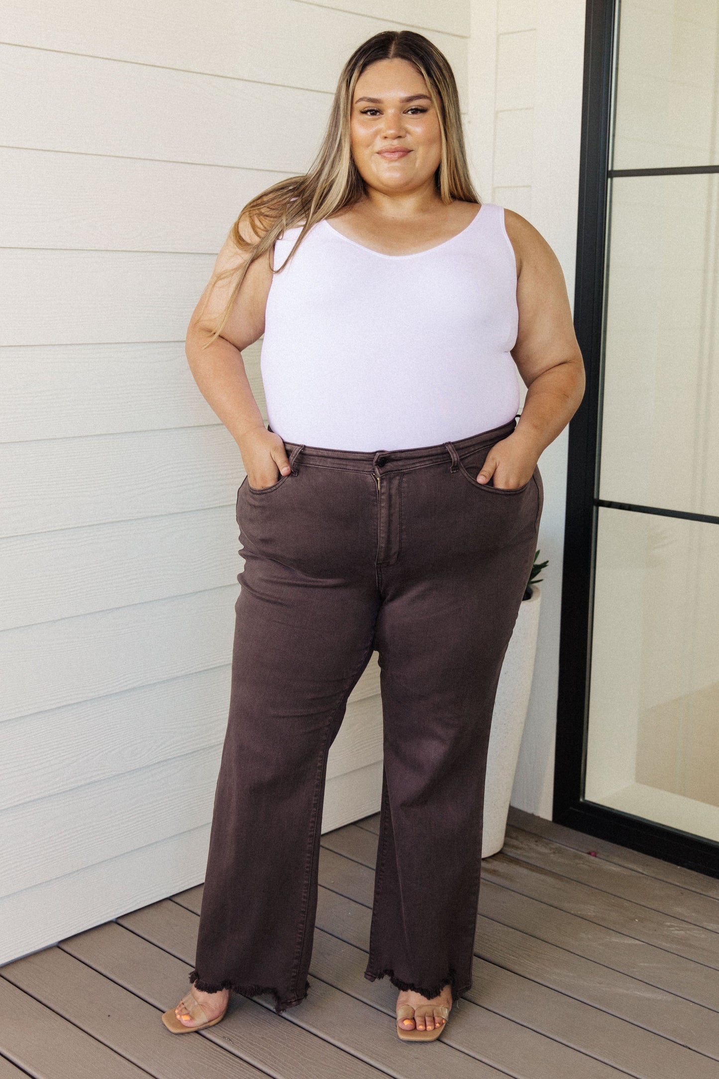 Judy Blue • Sybil High Rise Frayed Hem 90's Straight Jeans in Brown